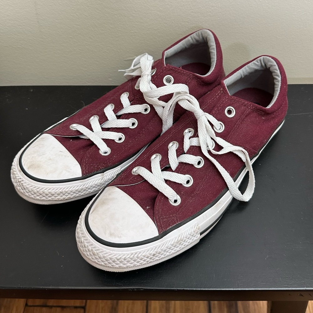 VGUC Converse All Stars Burgundy Canvas Sneakers with White Accents Sz 9 women’s